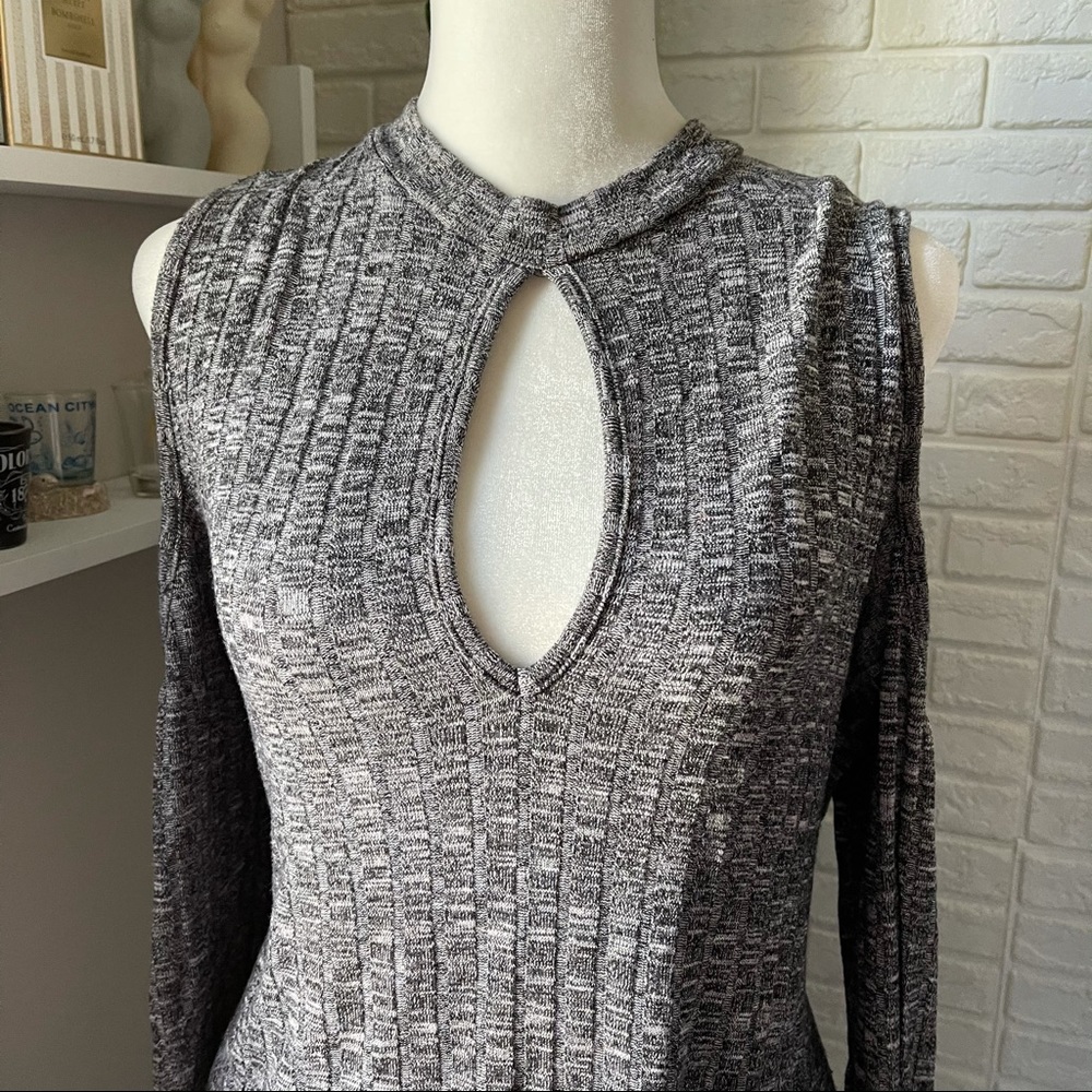 Key Hole Cold Shoulder Top - Picture 4 of 5